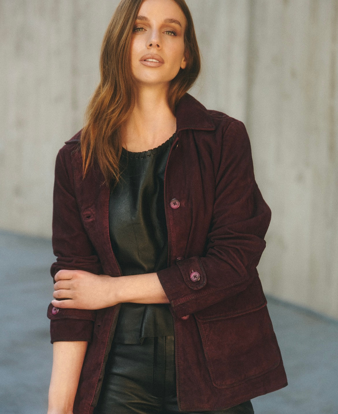 CHAQUETA LARGA GAMUZA BURDEO