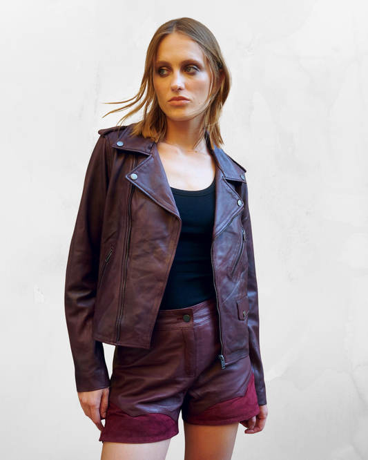 Biker cuero burdeo mujer HER Chile — vista tres cuartos mostrando color corcho de vino y cremalleras