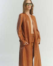 Capa cuero camel dorado mujer largo maxi — vista frontal mostrando silueta envolvente y caída