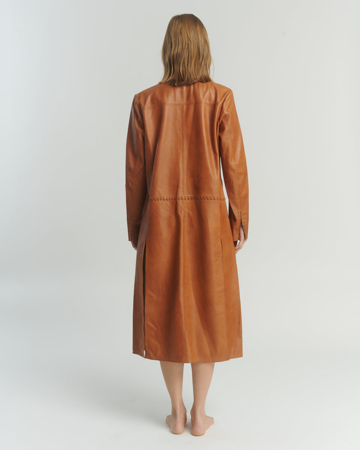 Capa Larga Cuero Camel — Detalle Trenzado | 100% Cuero Ovino