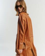 Capa larga cuero camel 100% cuero ovino mujer con detalle trenzado — vista lateral talla S HER Chile