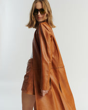 Espalda capa larga cuero camel HER Chile — detalle trenzado y textura cuero ovino 100%