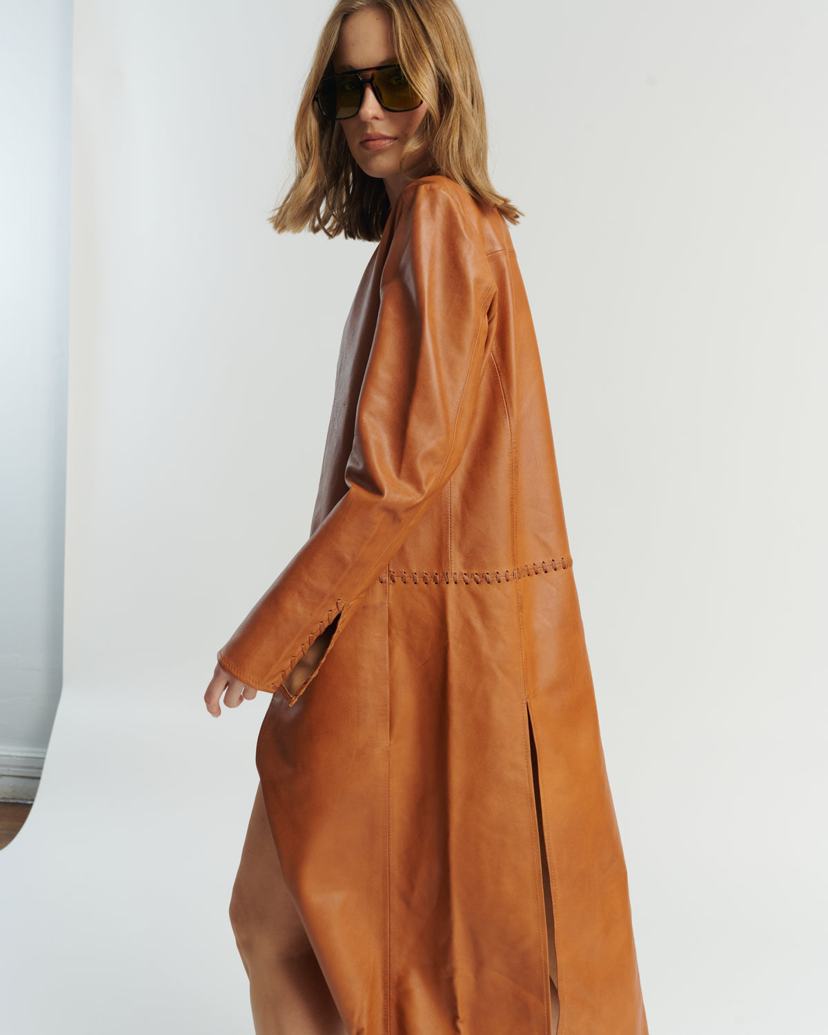 Color camel cognac capa cuero ovino HER Chile — tono dorado cálido que realza el tono de piel