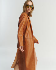 Outfit capa cuero camel mujer HER Chile — look total camel con lentes y botines negro