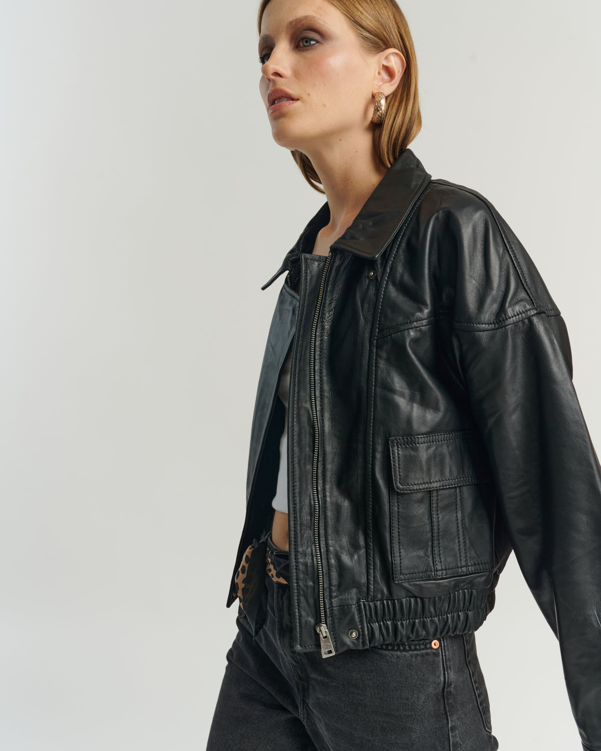 Perfil lateral bomber negra cuero ovino mujer — fit oversized y largo que cubre cadera HER Chile