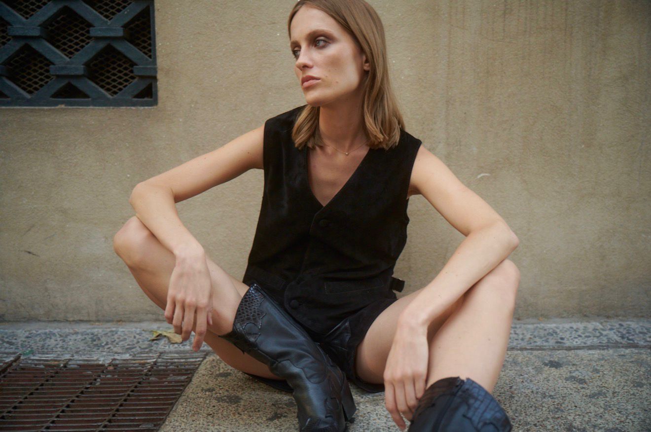 Vest negro 100% gamuza mujer fit oversized con corte sutil en espalda y hebillas ajustables, tallas S M L