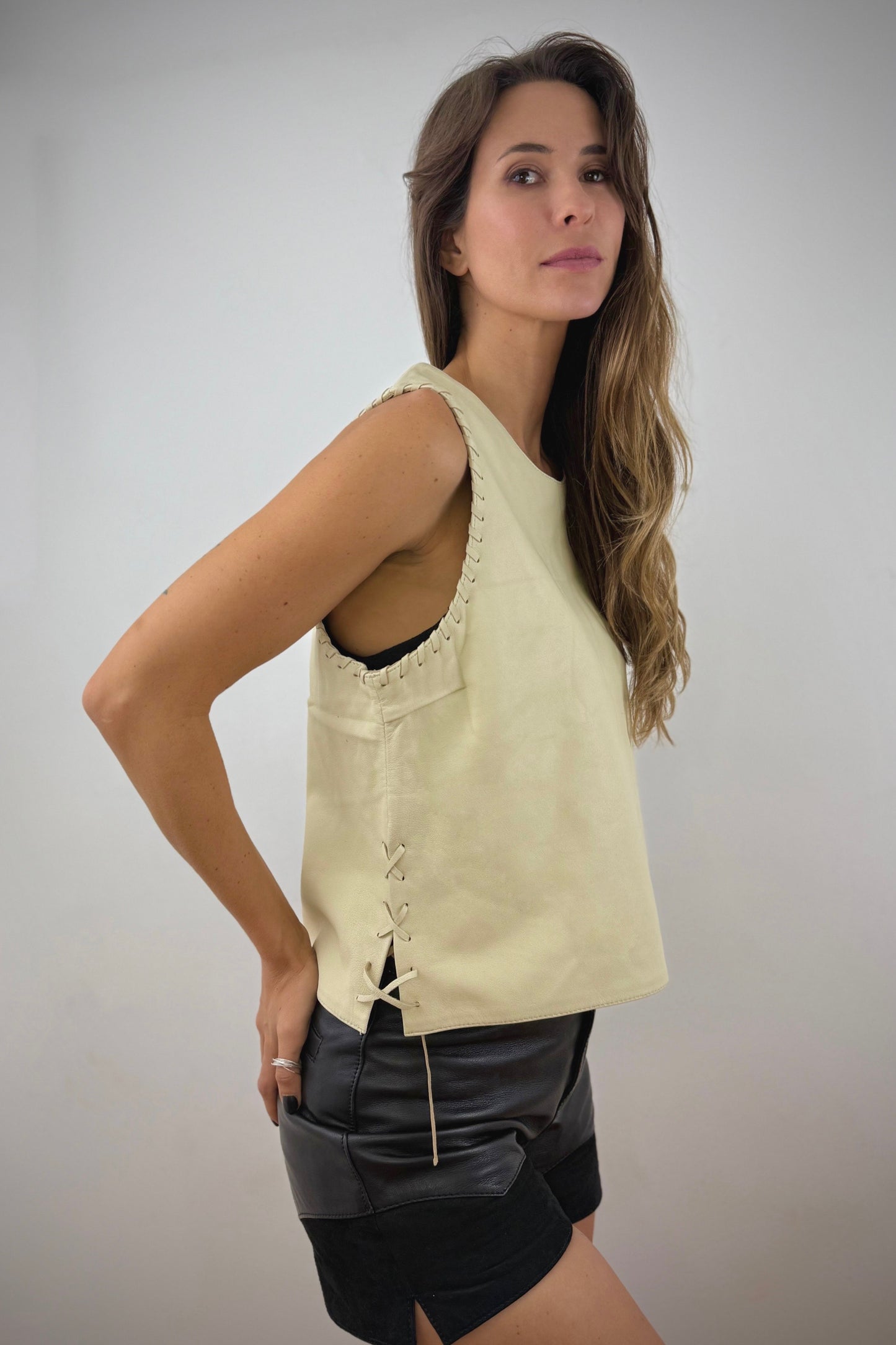 Polera de cuero Hueso