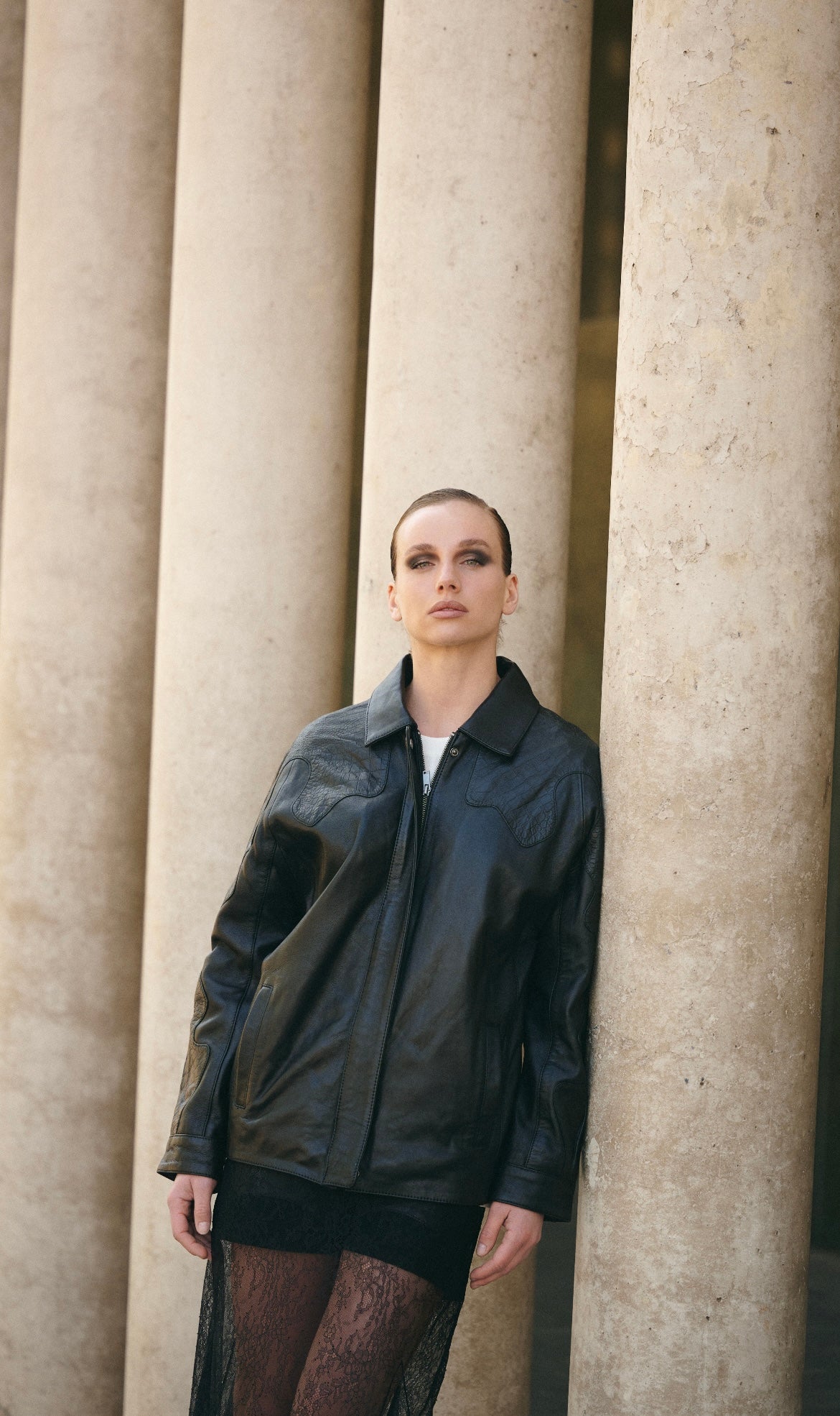 Perfil chaqueta cuero croco negra mujer HER Chile — largo y fit holgado que cubre con actitud