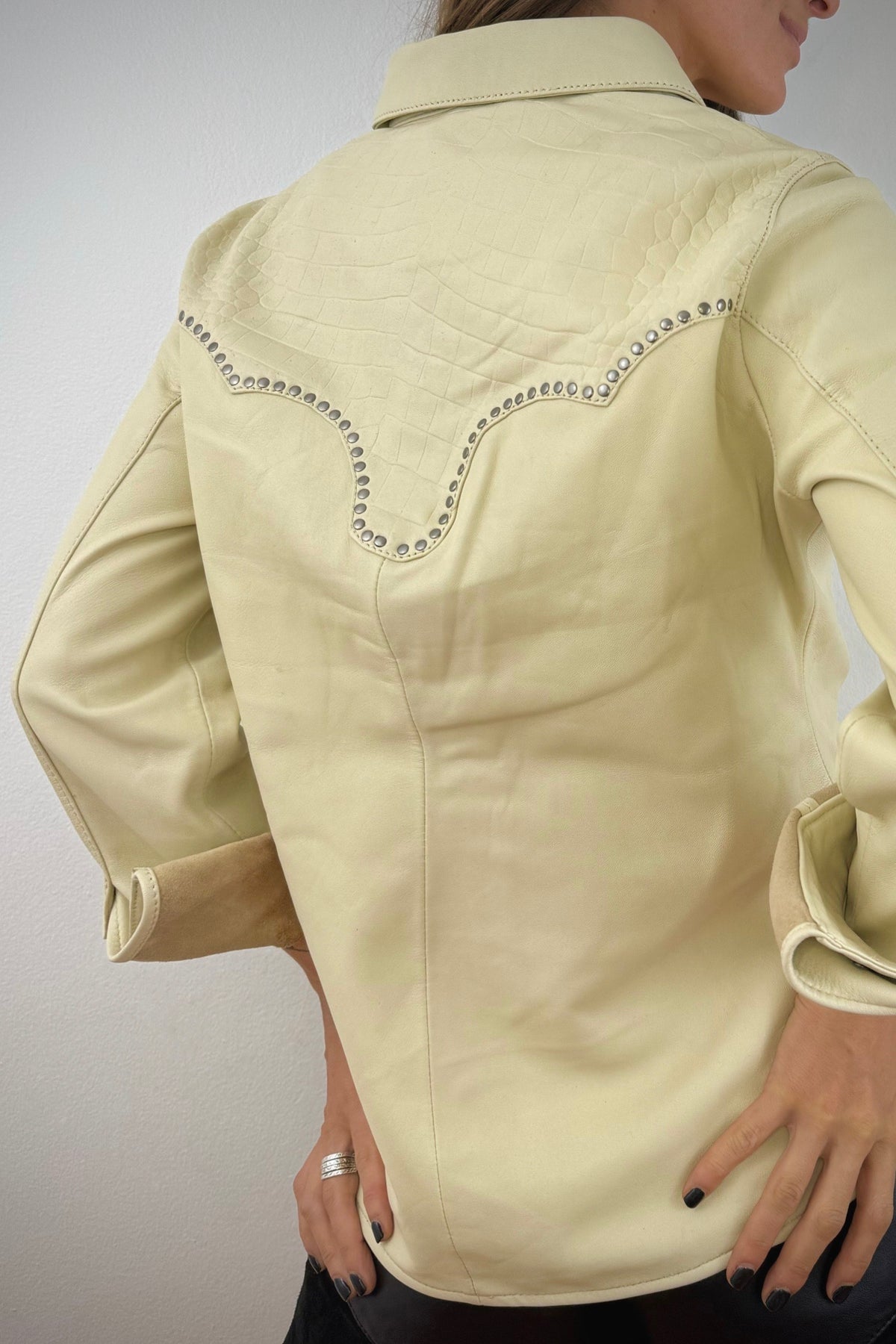 Camisa de cuero color Hueso