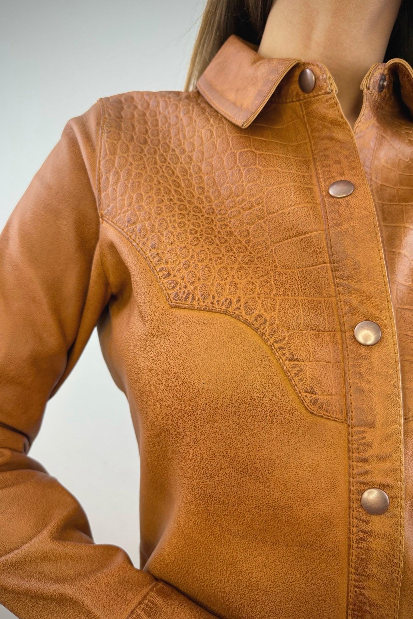 Camisa de cuero color Camel