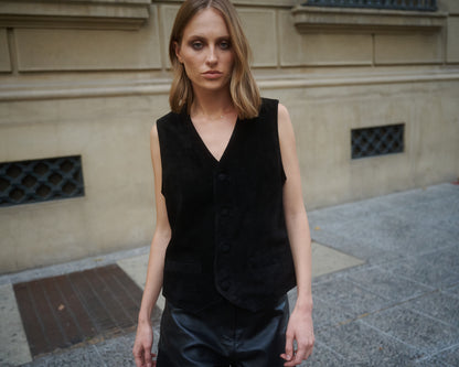 Outfit mujer con vest negro gamuza sobre shorts de cuero 