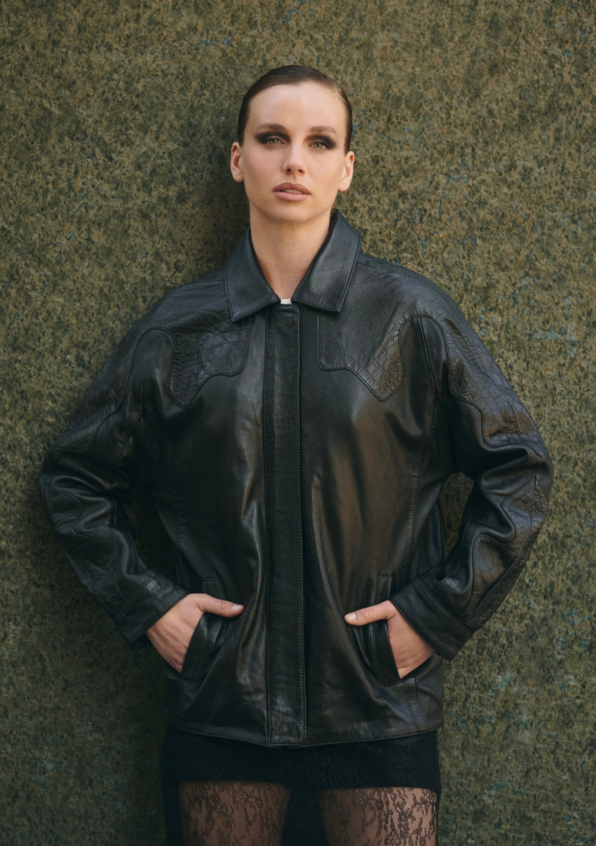 Chaqueta cuero negro croco mujer 100% cuero ovino fit holgado — mix cuero liso y textura croco HER Chile última unidad