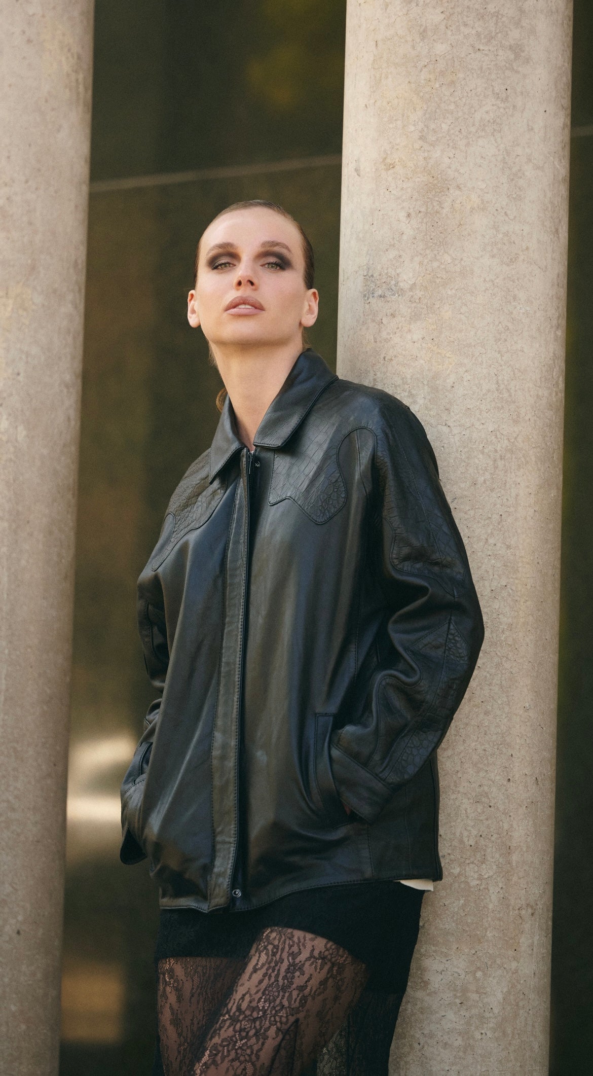 Chaqueta cuero ovino negro croco HER Chile — look completo fit holgado con capas debajo vista frontal