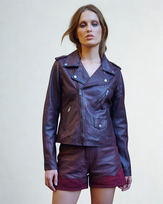Chaqueta biker burdeo 100% cuero ovino mujer con tachas en manga — vista frontal talla S HER Chile