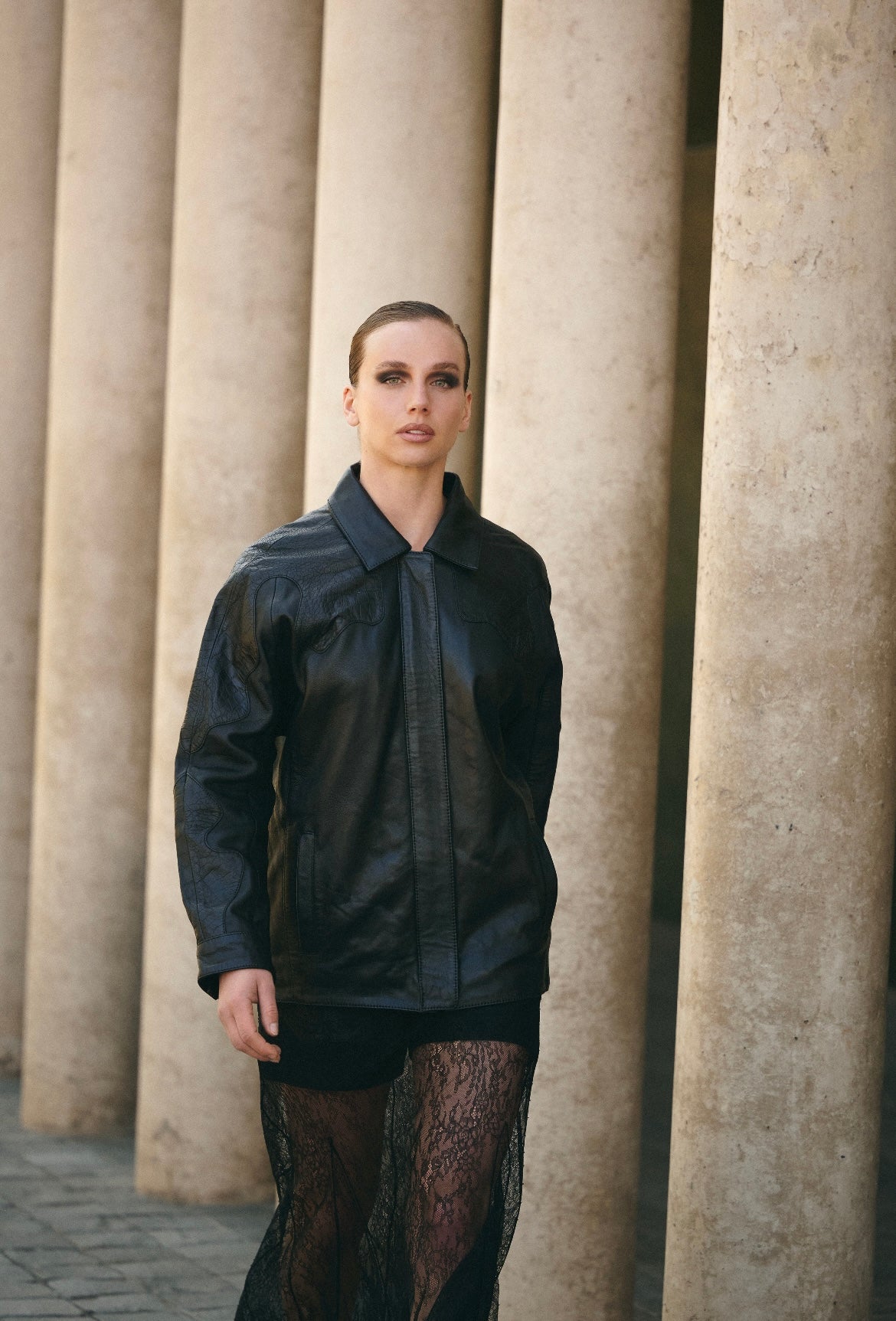 Look completo chaqueta cuero croco negro HER Chile — styling con pantalón marrón textura