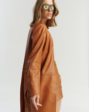 Detalle trenzado artesanal capa cuero camel — trabajo artesanal exclusivo HER Chile en cuero ovino