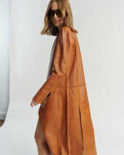 Color camel cognac capa cuero ovino HER Chile — tono dorado cálido que realza el tono de piel