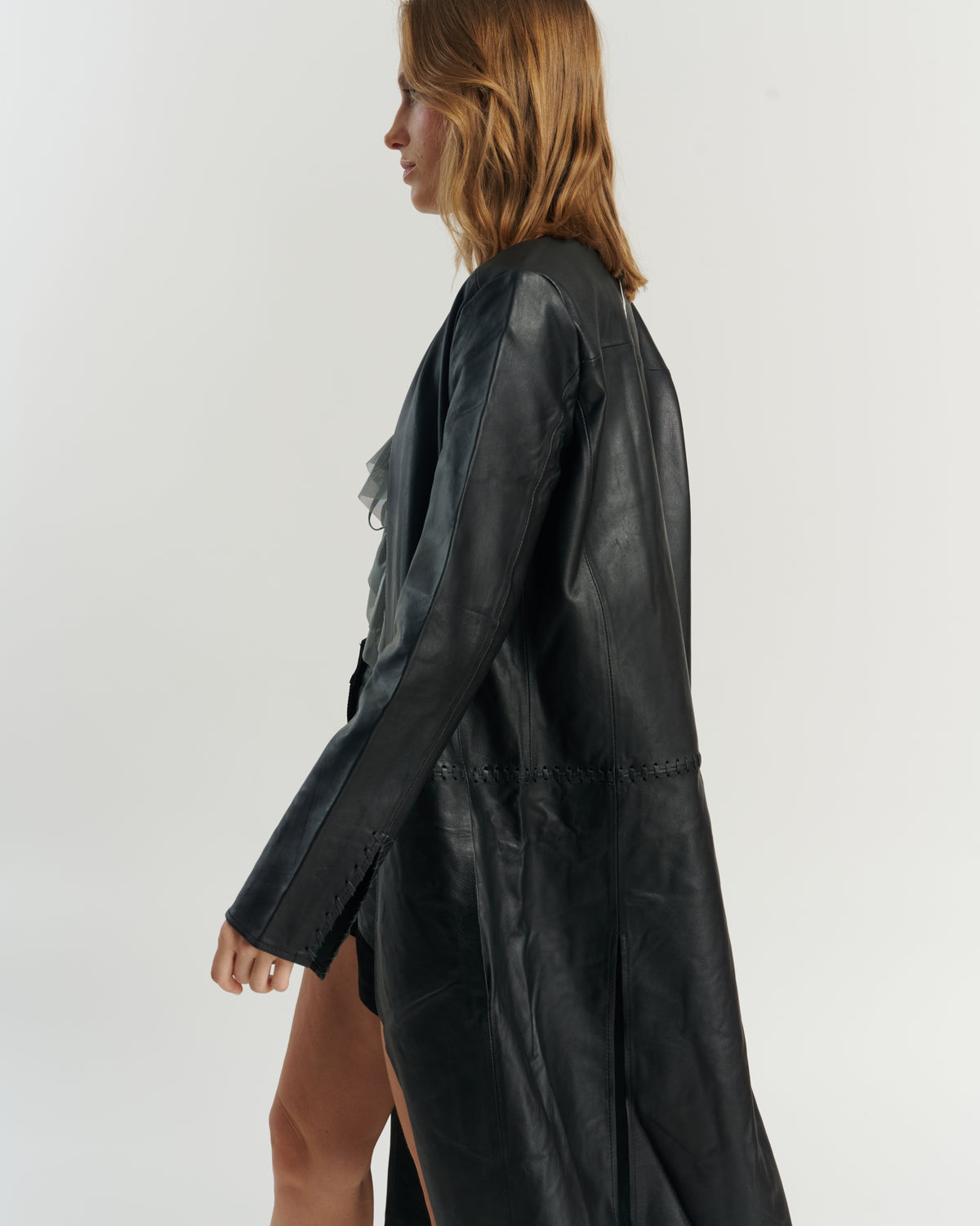 Perfil lateral capa larga cuero negro mujer — largo maxi y textura cuero ovino 100%