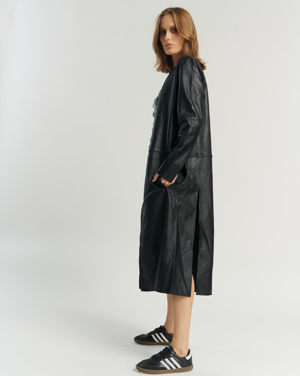 Look completo con capa larga cuero negro mujer HER Chile — combinación con shorts cuero negro