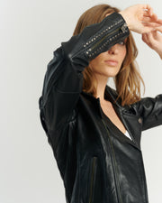 Detalle tachas en manga chaqueta biker negra 100% cuero ovino — sello de diseño HER Chile