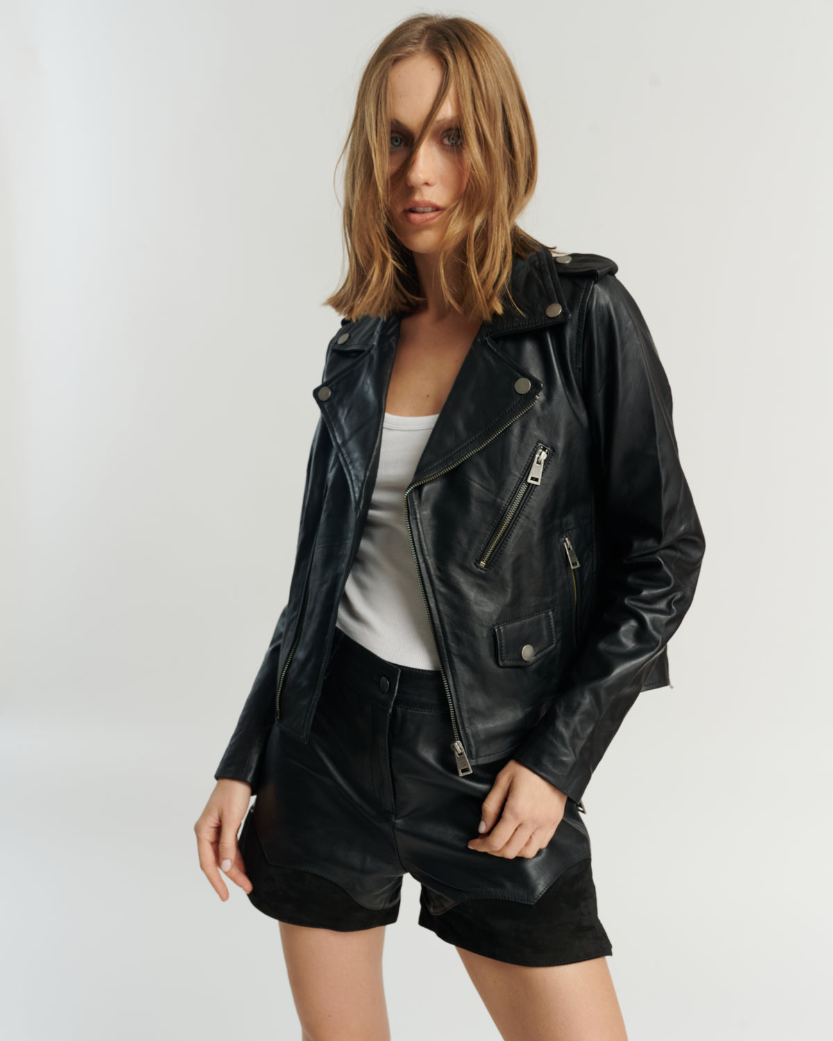 Biker Negra 100% Cuero Ovino — Tachas en Manga | El Clásico HER
