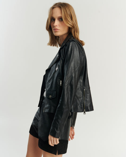 Perfil lateral chaqueta biker negra cuero ovino mujer — fit ajustado y silueta clásica biker