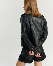 Biker Negra 100% Cuero Ovino — Tachas en Manga | El Clásico HER