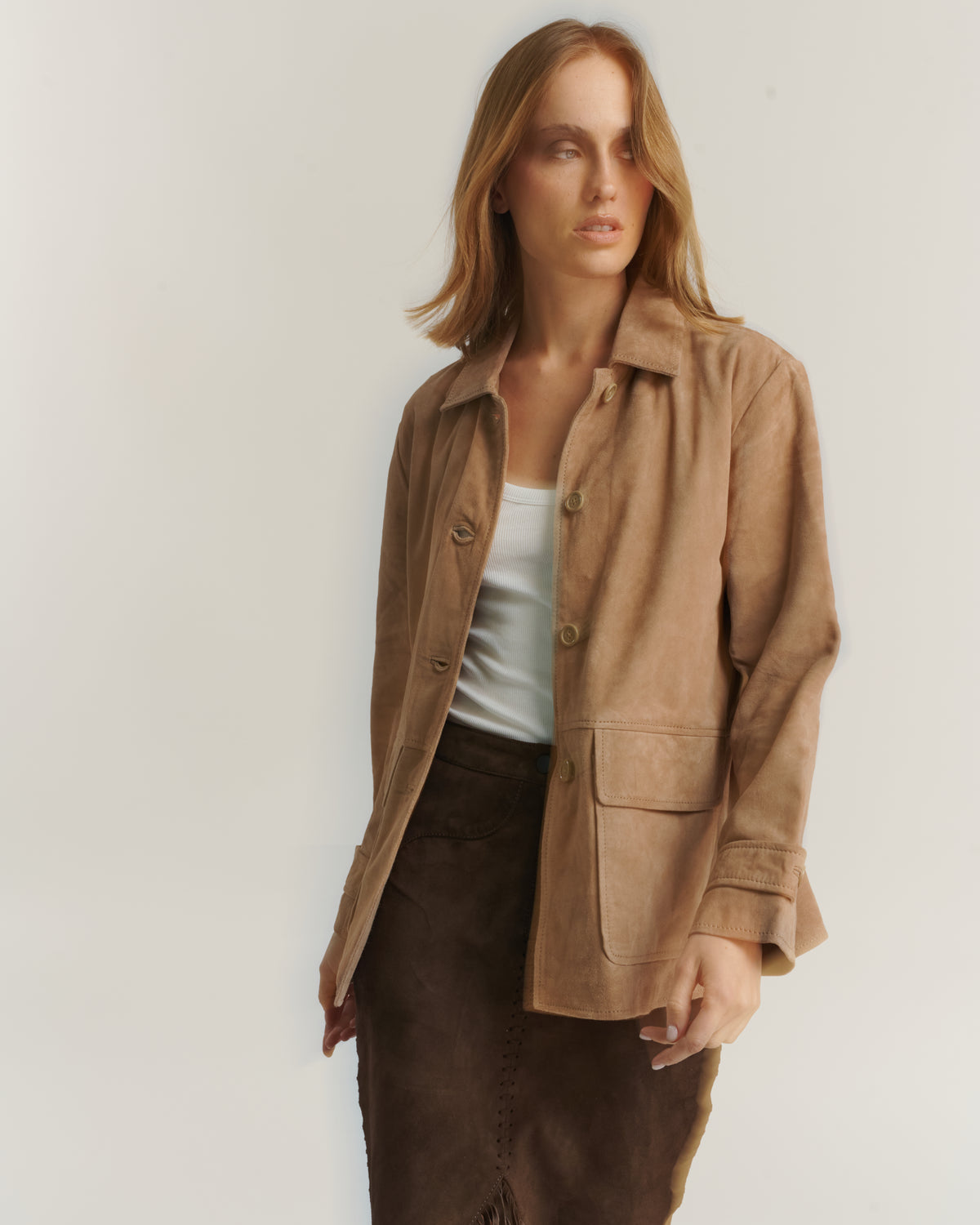 Chaqueta gamuza taupe larga HER Chile — look completo largo generoso que estiliza la silueta talla S
