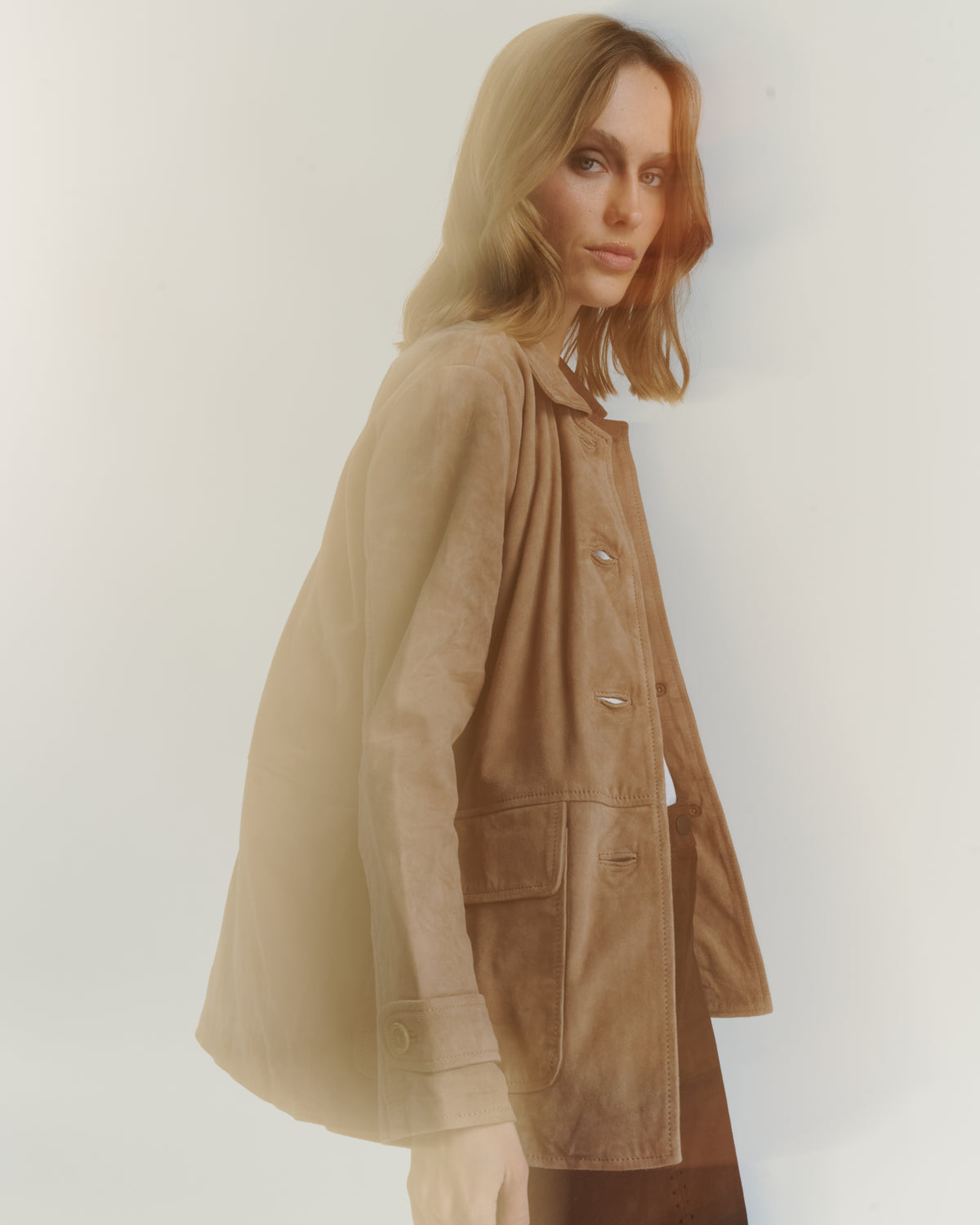 Perfil chaqueta gamuza taupe beige mujer HER Chile — fit recto y largo que cubre hasta muslo