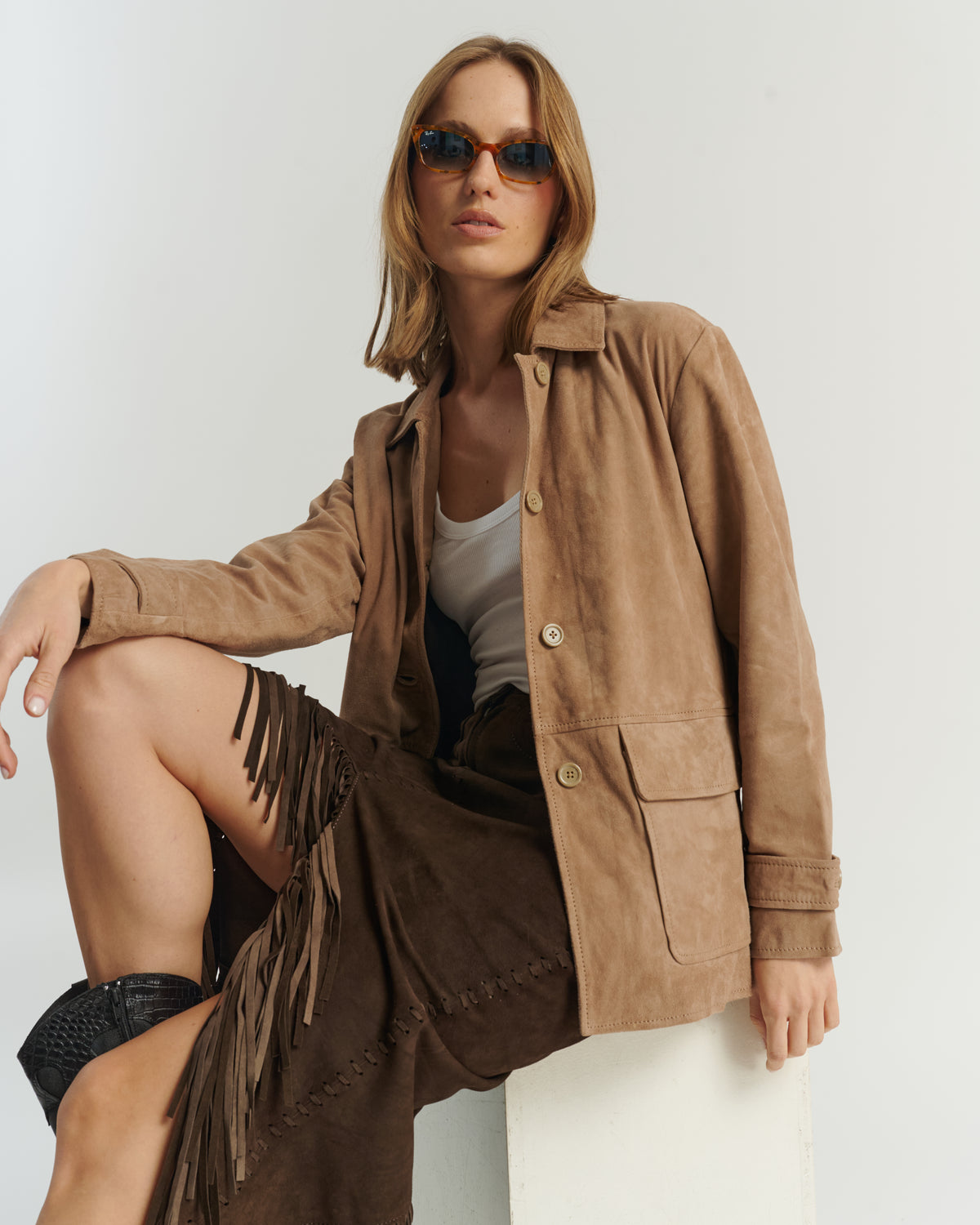 Chaqueta larga gamuza taupe beige mujer 100% gamuza fit recto — vista frontal con falda flecos HER Chile