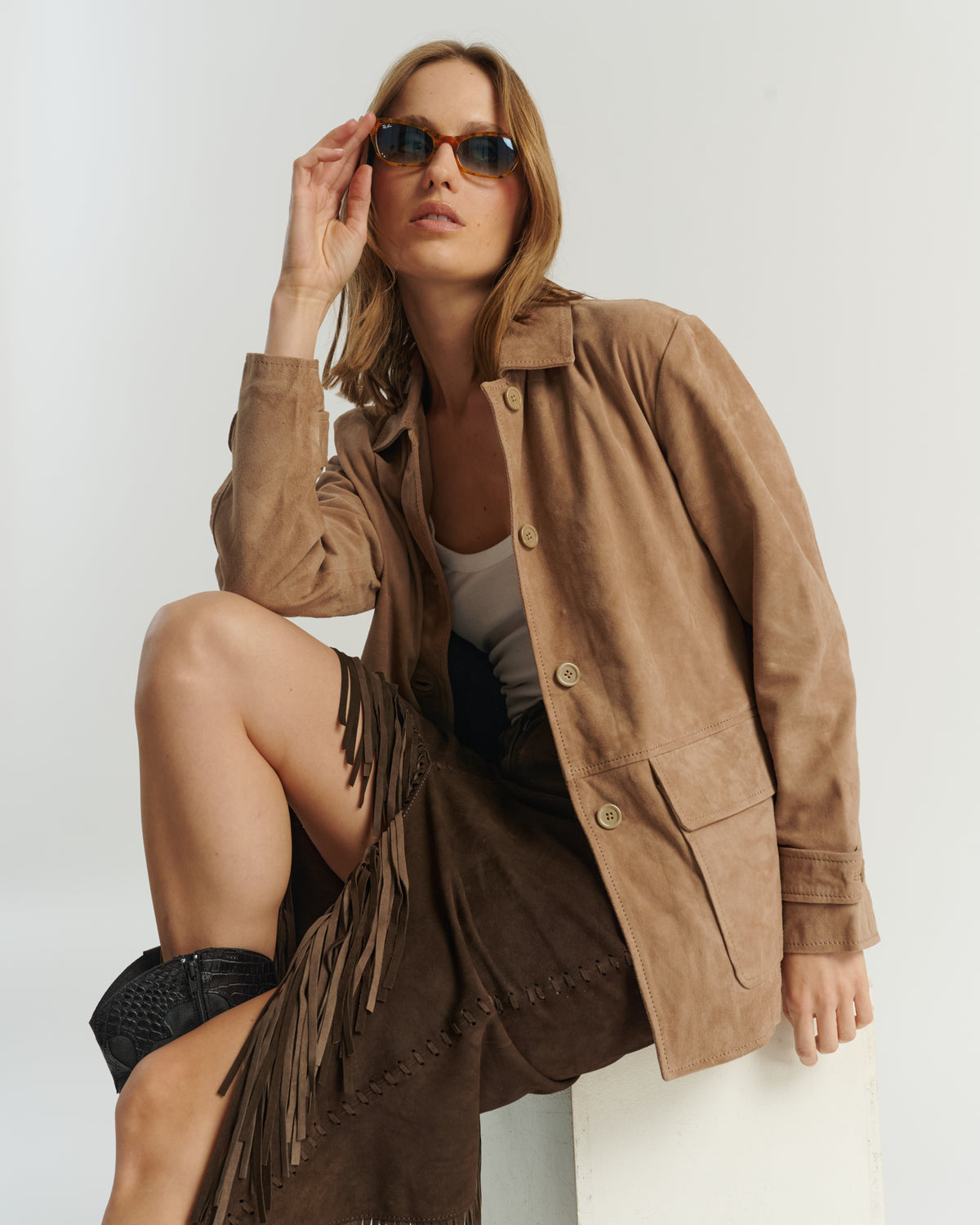 Look completo chaqueta larga gamuza taupe HER Chile — combinación tono sobre tono con falda marrón