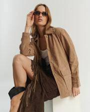 Look completo chaqueta larga gamuza taupe HER Chile — combinación tono sobre tono con falda marrón