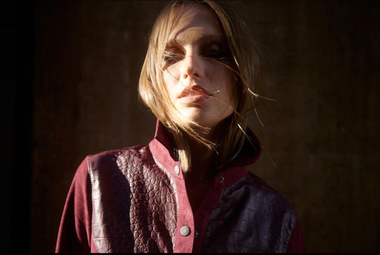 Camisa de gamuza con croco Burdeo