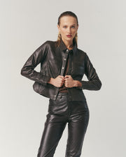 Chaqueta bomber cuero ovino HER — look pantalon y botin
