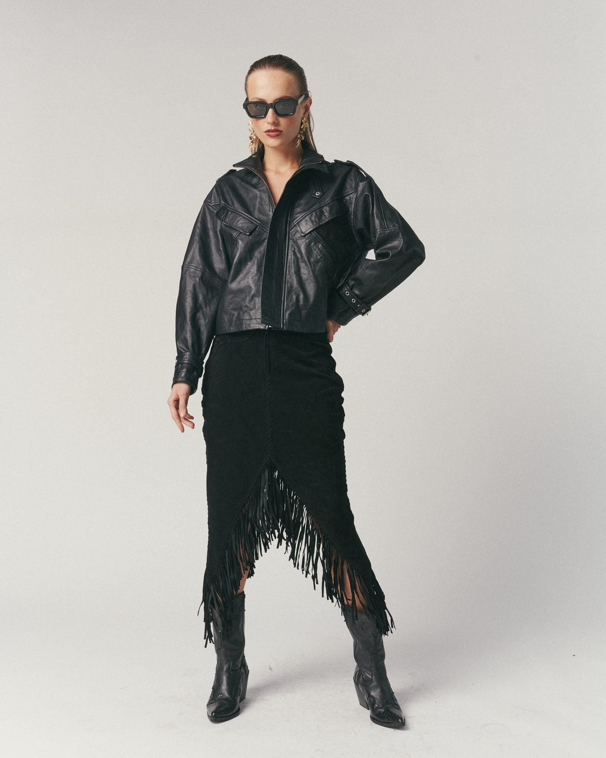 Look chaqueta bomber con falda y cartera HER Chile