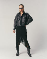 Look chaqueta bomber con falda y cartera HER Chile